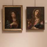 De Nicolo ci mostra i primi due dipinti: la Madonna della Piet� e la Vergine Annunciata, entrambi databili intorno al 1720. Appartengono ai primi anni del pittore, che esord� nella bottega di Saverio Porta, artista molfettese, per poi entrare in contatto con la scuola pittorica di Napoli
